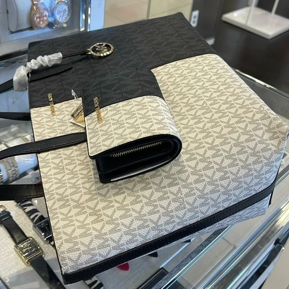 Michael Kors Jet Set Medium Two-Tone Logo Tote
&
Medium Two-Tone Logo Wallet
NWT - Picture 5 of 16